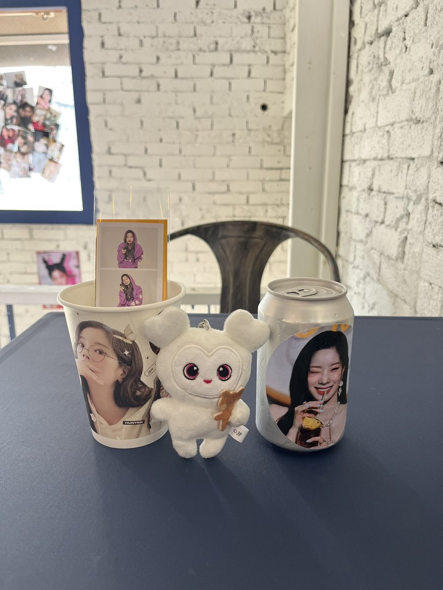 #5월의_햇살보다_따뜻한_너 
#다현이를_만난건_7럭키야
#HappyDAHYUNday 
계단에 데뷔 이후부터 지금까지 각 앨범 사진 있는거보고 눈물날 뻔... 2층 3층 둘 다 너무 이쁘게 꾸며주셔서 너무 좋았구 초코라떼 품절이라 못 먹은거 너무 아쉽지만 정말 잘 보다가요!!
다현아 생일축하해🤍🎉🥳