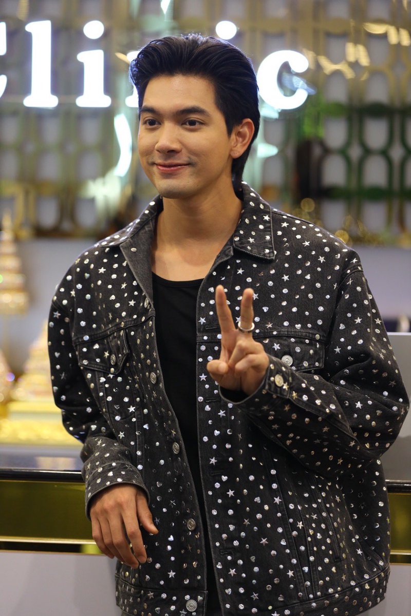HussaweeFamily's tweet photo. มีการบอกสู้ๆนะครับทุกคน เหมือนชายจะรู้ว่าเราปวดแขน 555555 

 @Hussaweee
#KEMxUranusClinic
URANUS CLINIC WITH KEM https://t.co/QeWvLcZoAF