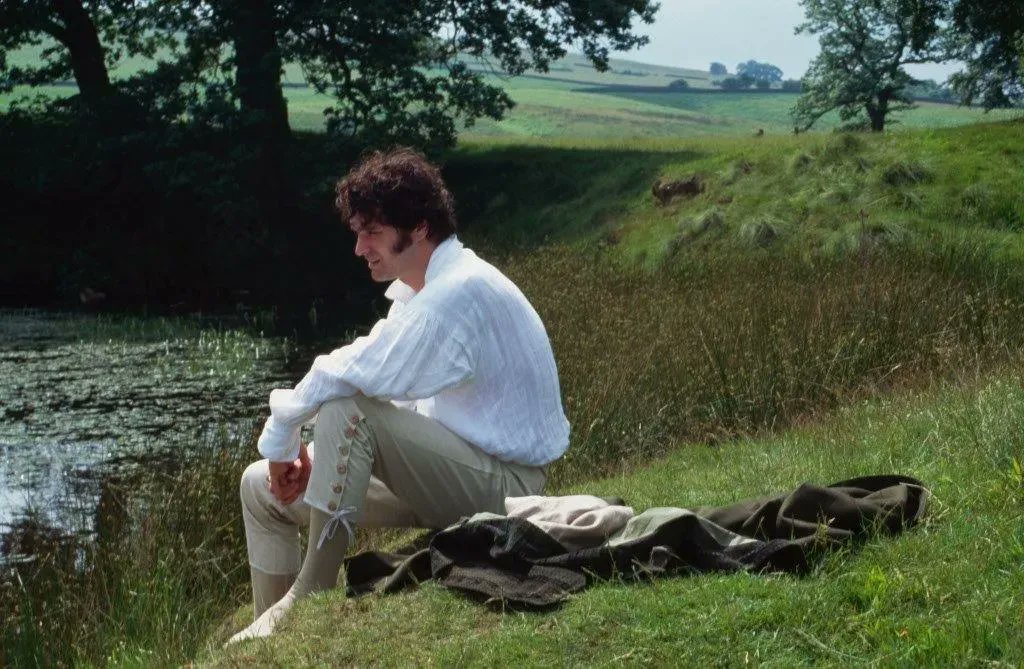 JaneAustenHouse's tweet image. Our ‘Jane Austen Undressed’ display, featuring *that* white shirt runs all summer. 

🎥 Rare examples of Regency underwear are displayed alongside iconic pieces from TV and film, including Lizzy Bennet’s petticoat and a corset from the 2020 Emma film: buff.ly/3suJNXy