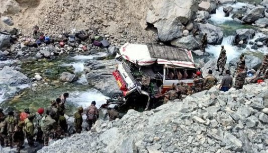 It's a terrible news😢from Ladakh where soldiers lose there life in bus accident, my salute to the brave soldiers jai hind.