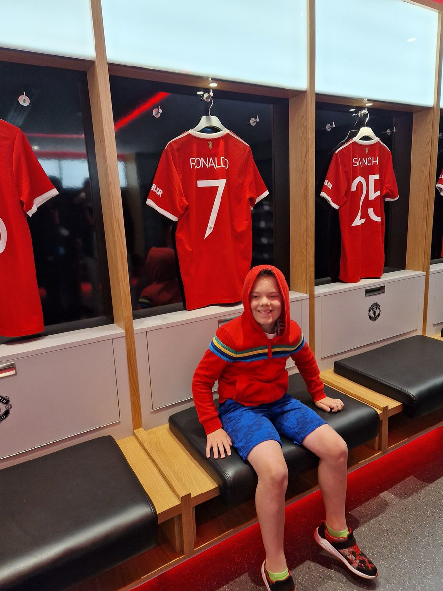 DaddyLukeM's tweet image. Me and the lad had a fantastic day yesterday at Old Trafford.
My son loves @Cristiano 
He aspires to be like him one day.
Look at that face 😍 
@ManUtd