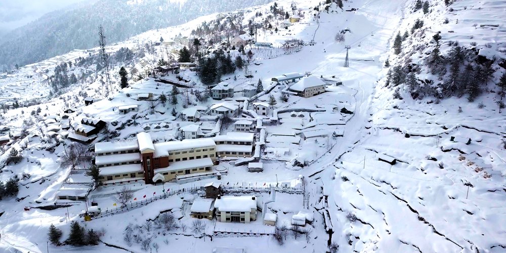 PitaTour's tweet photo. #Auli - At 2,800 metres it is surrounded by acres of oak and coniferous forests, provides panoramic views of some of India's highest peaks, including Nanda Devi, the country's second highest mountain. 

#pita
#Indiatravel
#Uttarakhand https://t.co/G2RF2OaCui