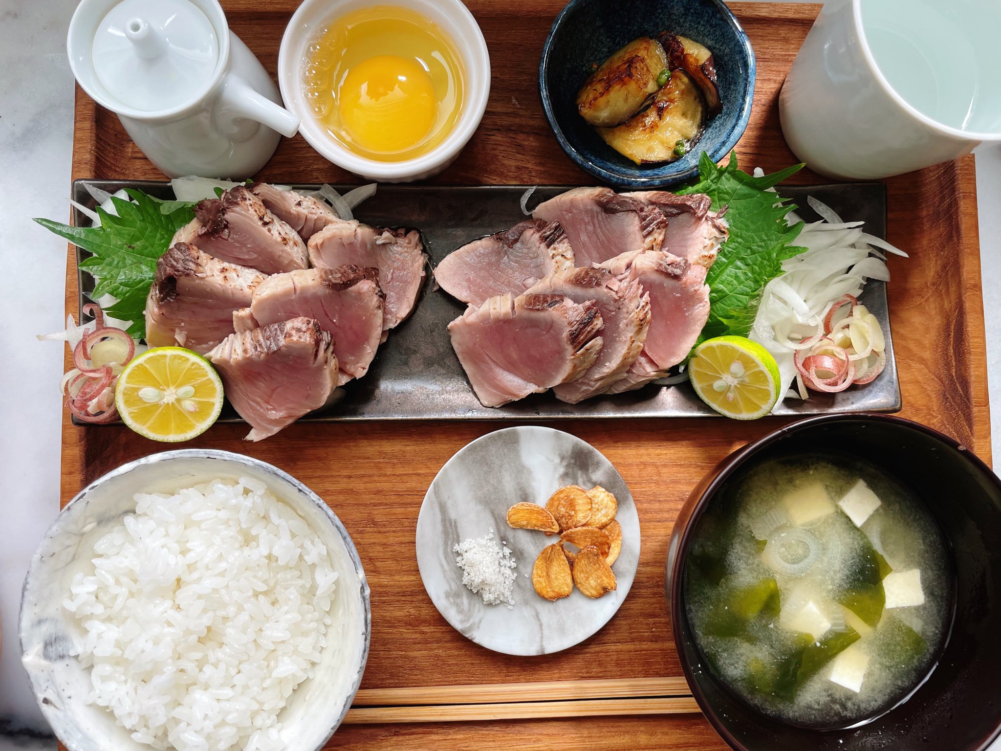 تويتر Yukie على تويتر 母の大好きなカツオのたたき バーナーで炙って作ってみました 意外と簡単でびっくり 今日のランチは 朝倉山椒とナスの煮びたし にしねの地たまご カツオのたたき にんにくチップ 手作りすだちポン酢 豆腐とわかめのお味噌汁 カツオのたたき