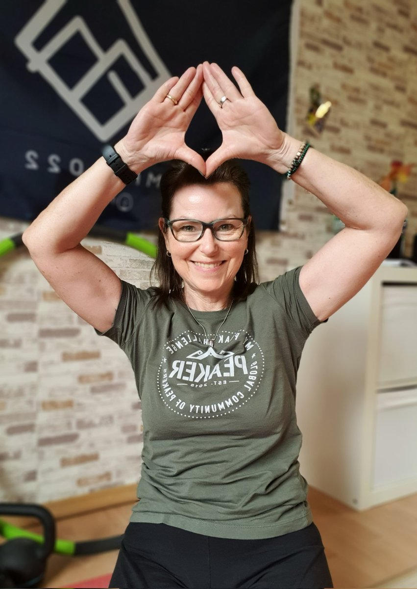 Happy #flexfriday and a relaxed weekend to the Peakerfamily!💪🙌🍀❤❤❤ Heading on to Cycle 2 of Month 5! @MyPeakChallenge @CoachValbo @ehill76 @fitmooney @SamHeughan