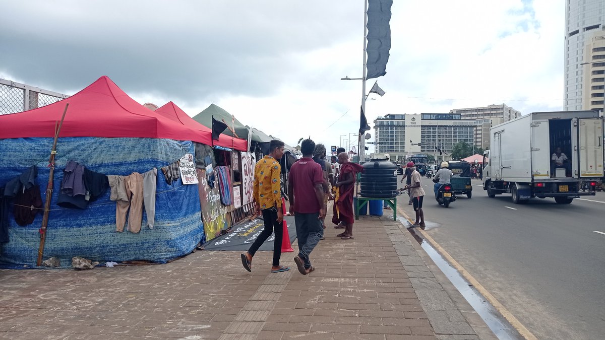 economynext's tweet photo. Today marks fifty days since the start of the peaceful protests at #GotaGoGama in #GalleFace.
Protestors are currently moving towards #MainaGoGama in #Colpetty.
#ProtestLK https://t.co/KxWf3yiFzJ