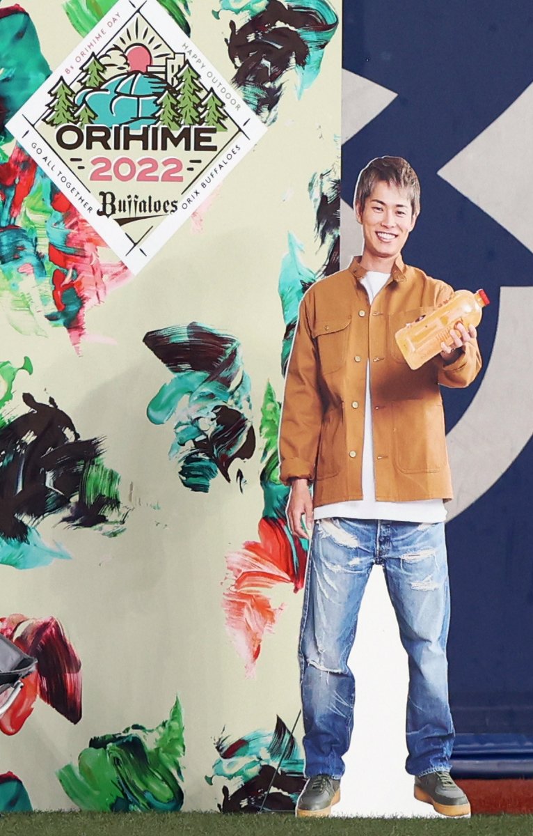 オリ姫 デーの企画で、試合後のグラウンドに降りて選手の私服等身大