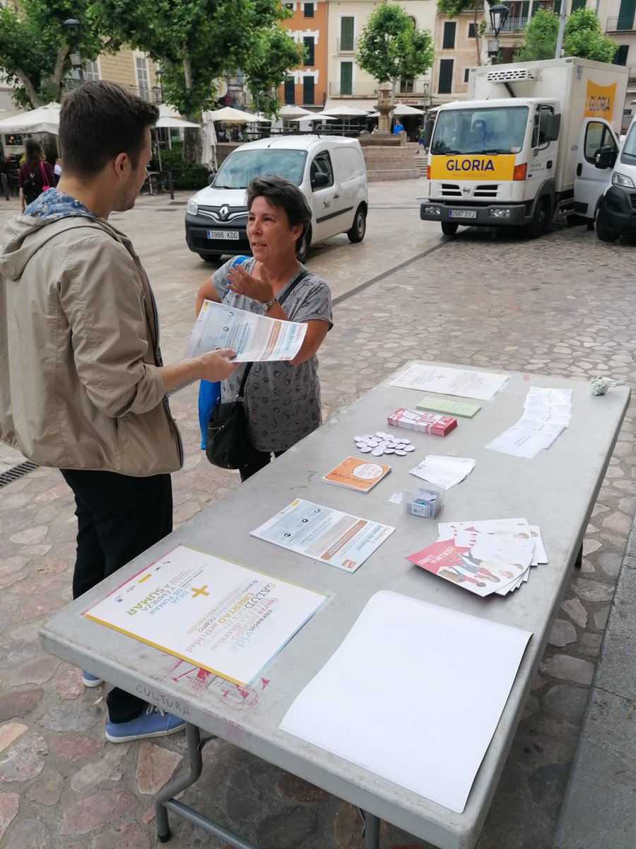 CS_SerraNord's tweet photo. 📣 Ahir hem estat en la Plaça de la Constitució de Sóller parlant amb els ciutatans sobre prevenció i tractament del #tabaquisme 🚭 En el centre de salut podem ajudar-te! 💪 #setmanasensefumapmallorca #apmallorca #apambtu #enfermeríacomunitaria https://t.co/JRp6gj3McX