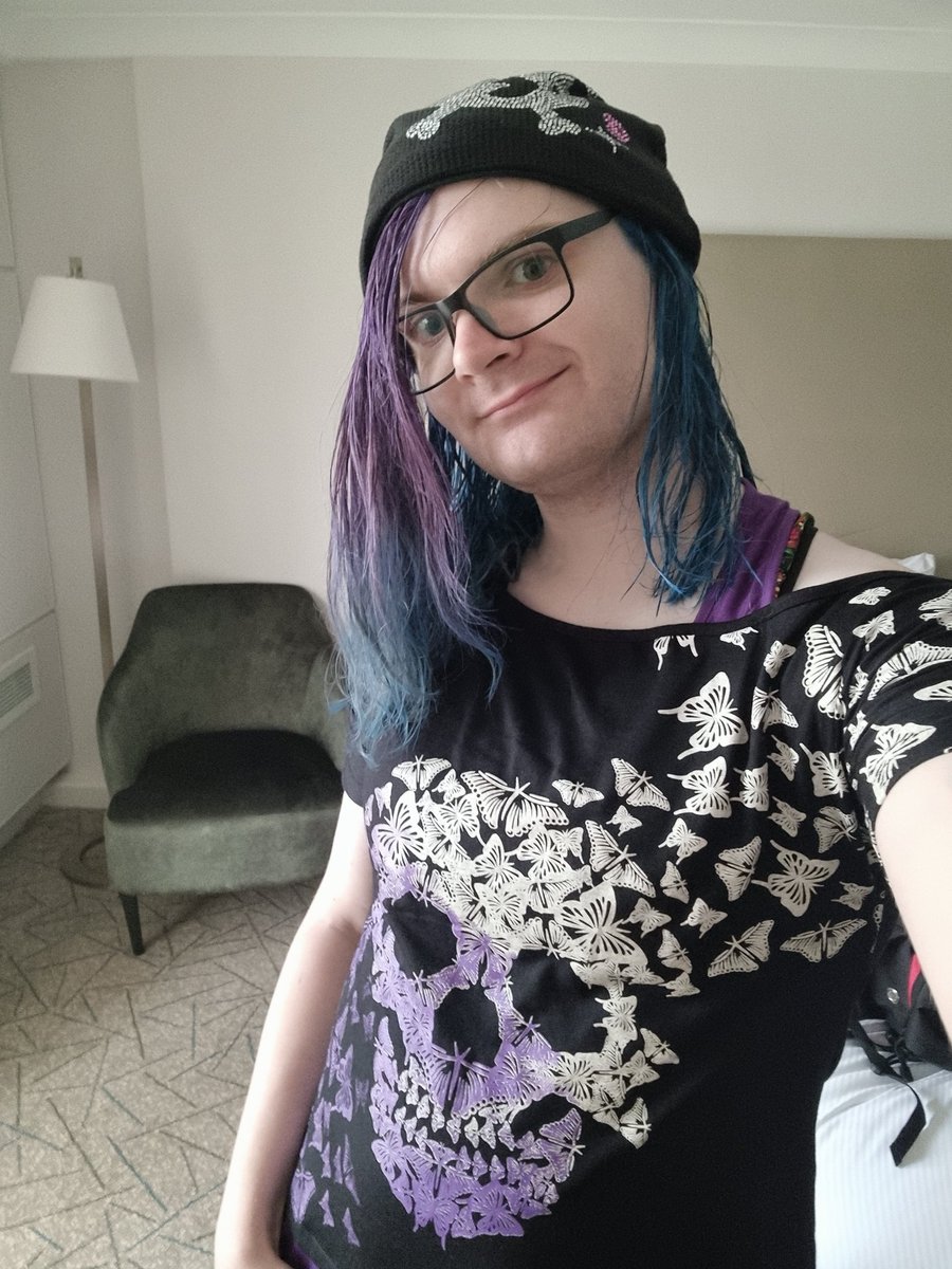 YO I LOOK SO GOOD???????
IVE NEVER DYED MY HAIR BEFORE
AAAAA ;/////;