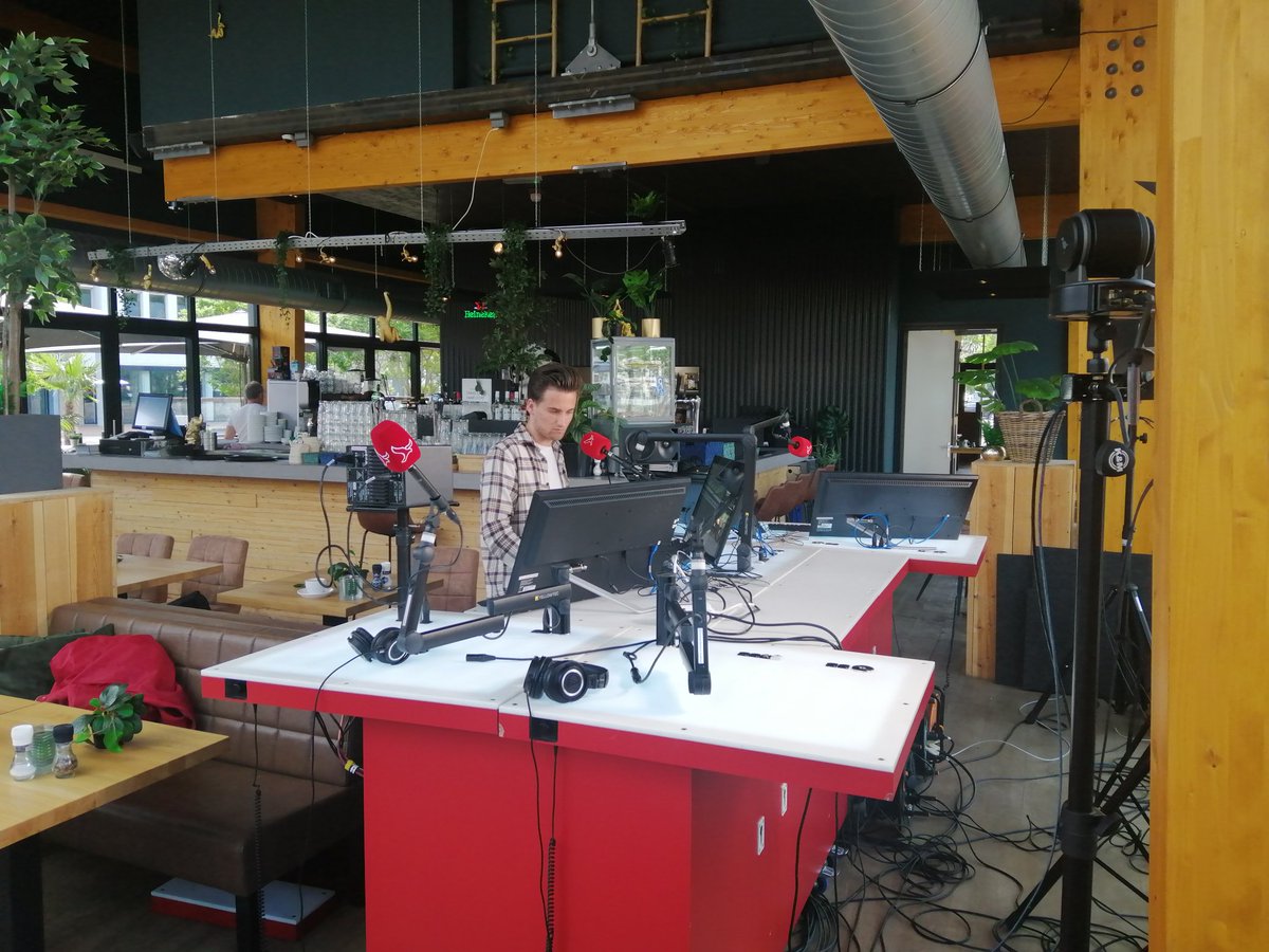 weermanrobert's tweet photo. 📺📻 Het #weekendcafe live vanuit #Emmeloord in het #grandcafe. @OmroepFlevoland samen met @luister527. De laatste voor de zomerstop. Kom gezellig langs. Kan nog tot 12:00. https://t.co/D3umpawn3z