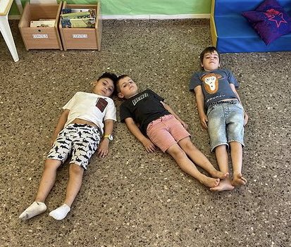 pauvilabcn's tweet photo. La classe de #foques treballen #lectoescriptura + #psicomotricitat de manera #globalitzada es un plaer #treballar i #experimentar així. https://t.co/43CsM3EvMR