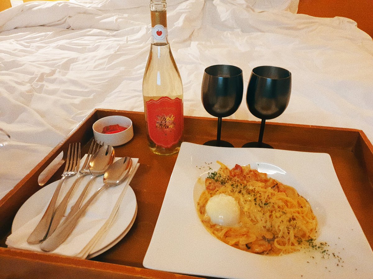 와 제가 사과와인이라는 전통주를.. 협찬? 시음? 해보라고 받아보았는데 달달하고 진짜 너무 맛있거든요... 맛있으면 팔로워분들한테 할인 쿠폰코드 드릴 수 있다고 하셨거든요... 조만간 쿠폰코드 가져올게요.. 돈같은 건 안받았어요ㅠㅠ 근데 진짜루 너무맛있어요..