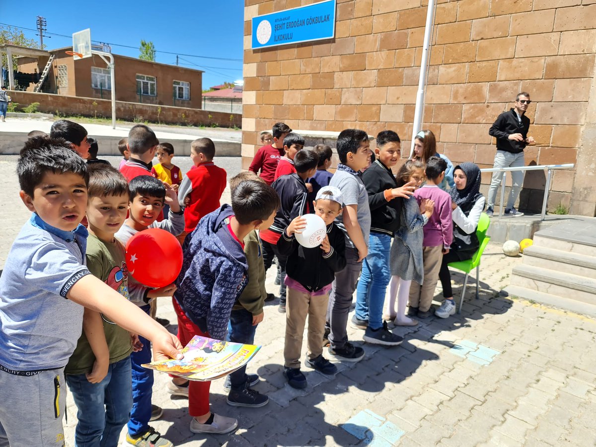 Temel Eğitimde 10000 Okul Projesi kapsamında, <a href="/AhlatMtal/">AhlatMTAL</a> in hazırlamış oldukları etkinliklerle öğrencilerimize unutamayacakları mutlu bir gün yaşattılar.
<a href="/tcmeb/">Millî Eğitim Bakanlığı</a> <a href="/Bitlis_Mem/">Bitlis İl Milli Eğitim Müdürlüğü</a> <a href="/Korkmazemin49/">Mehmet Emin KORKMAZ</a> @fikretdag01 <a href="/Ozdenmutluk49/">mutluk özden49</a>