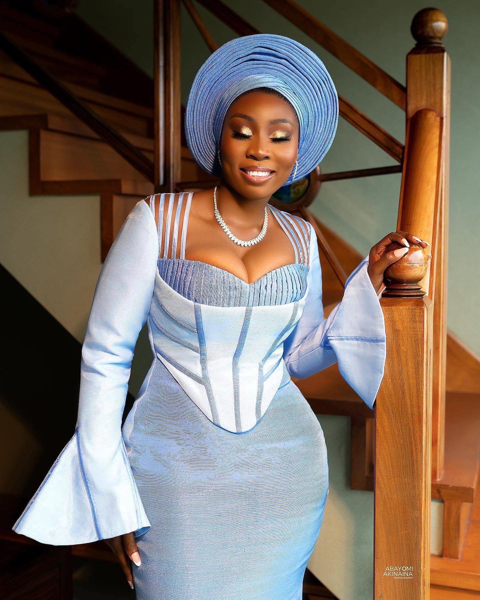 asoebi_blogger's tweet photo. Such a beaute ♥️✨
#StepNToLove
Bride @miss_rajii
Bridal Styling @style_by_ruvero
Makeup @y_glam
Gele styling @dbellezza_gele
Blue outfit @mazellebridal
Photography @abayomiakinaina
#asoebi_blogger #yorubawedding #yorubabride #asookestyles #asookevendor #owambeSaturday https://t.co/u9pqAYQ5I9