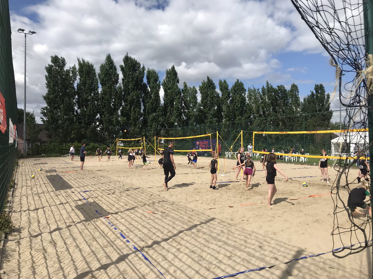 Ook in België leren en spelen kids onder 12 jaar beachvolleybal met het Kadijk Beachvolleybal Start Systeem. Vandaag in Oudenaarde. <a href="/Volley_OostVl/">Voll Oost-Vl</a> <a href="/nlbeachvolley/">Beachvolleybal</a>