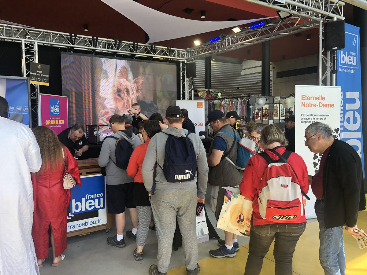 CLandomiel's tweet photo. Beaucoup de monde sur l’espace @bleubesancon et le plaisir de renseigner tous les visiteurs sur la #Fibre la #5G et la #VR avec « Éternelle Notre-Dame » une expérience immersive à découvrir https://t.co/HyWYqrtK0E