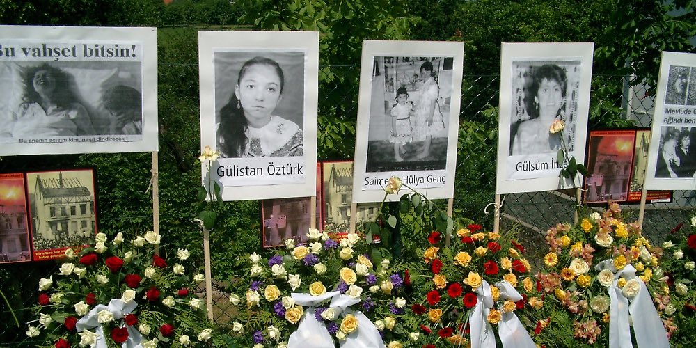 LadyBitchRay1's tweet image. Heute Nacht vor 29 Jahren am 28. Mai 1993 zündeten 4 junge Nazis aus rassistischen Motiven ein Zweifamilienhaus in #Solingen an.
Dabei starben Gürsün İnce, Hatice Genç, Gülüstan Öztürk, Hülya Genç &amp;amp; die damals 4-jährige Saime Genç, 17 Menschen wurden verletzt.
Rest In Peace 🌹🌹