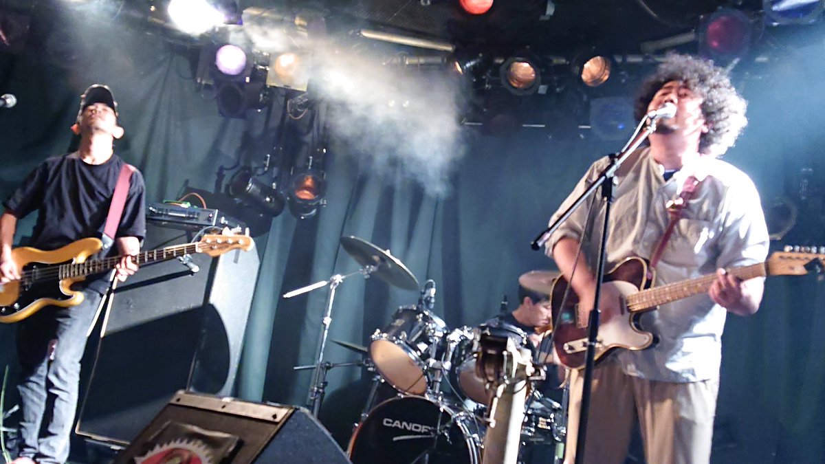 mama_fac's tweet photo. ２バンド目はアカネサス！
相変わらずの骨太正統派ロックサウンドの見事なアンサンブル！パワフルなのにとても美しい歌声！！
それらに哀愁があり、かつ洒落たメロディーが絡んで本当に綺麗でカッコいいステージでした！！すげえな！！クッキーありがとう！！！ https://t.co/rZy85zY0Mi