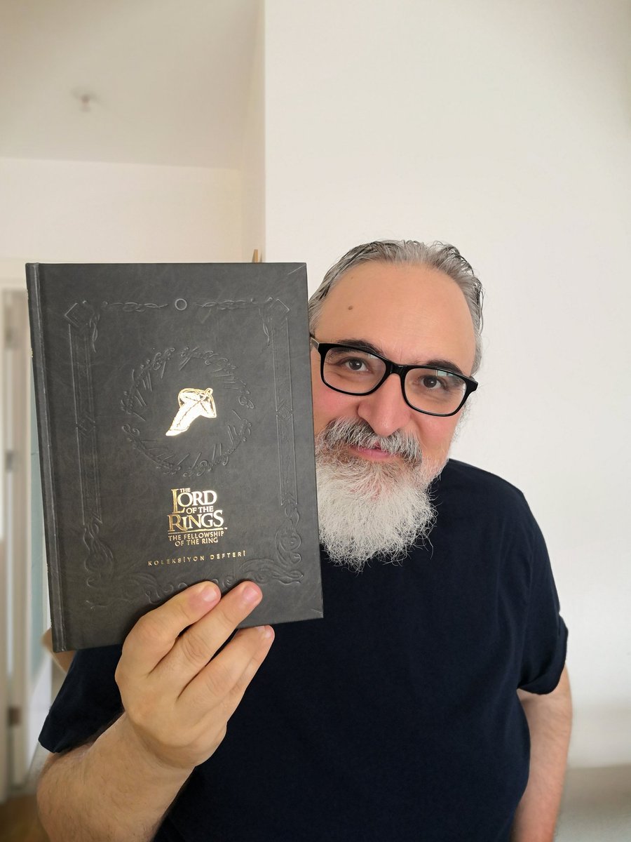 Ejderha's tweet photo. Künyesinde ismim yazılı ilk baskılı iş 😆 Yüzüklerin Efendisi Koleksiyon Defteri çıktı. Kısa bilgiler eşliğinde kardeşliğin yolculuğunu konu alan temalı bir defter. 🤩 

https://t.co/GkkWdwhxQf

@MabbelsAtolye https://t.co/tkyHMmOyJn