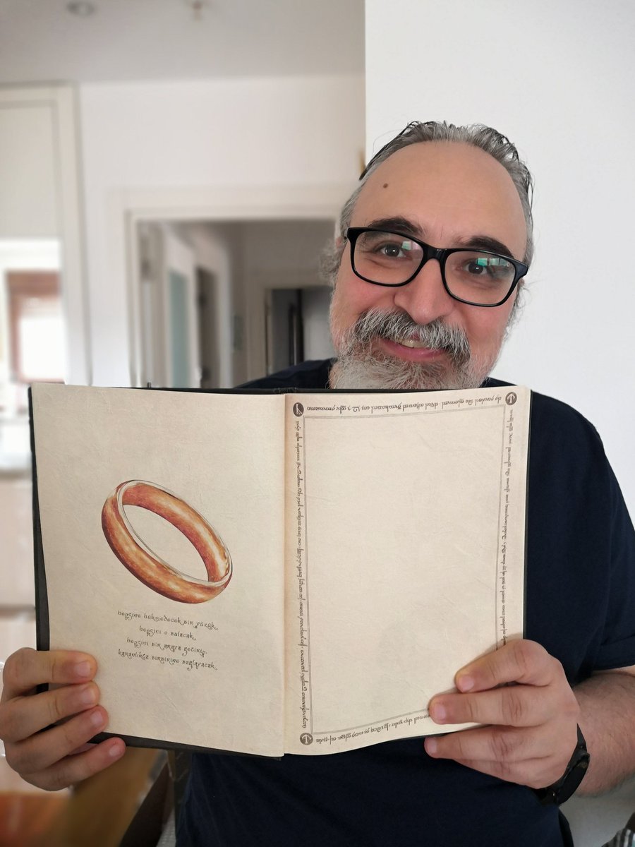 Künyesinde ismim yazılı ilk baskılı iş 😆 Yüzüklerin Efendisi Koleksiyon Defteri çıktı. Kısa bilgiler eşliğinde kardeşliğin yolculuğunu konu alan temalı bir defter. 🤩 

mabbels.com/products/the-l…

<a href="/MabbelsAtolye/">Mabbels Atölye</a>