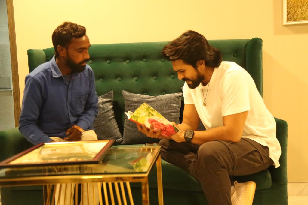 RCFansVizag's tweet photo. An ardent fan named Jairaj creates an artistic portrait of #RamCharan with rice crops in his paddy field in Gorlakhan Doddi, Gadwal.  

He walked 264 KMs to meet @AlwaysRamCharan garu and explain about his artefact.
#ManOfMassesRamCharan #RC15 https://t.co/JDn9EqTwRp