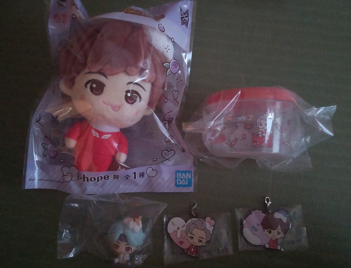 JUN66740846's tweet photo. 【交換】TinyTAN  一番くじ　

【譲】ラバーチャーム　RM 、J‐HOPE
           マスコット   SUGA
           ぬいぐるみ   J‐HOPE
           コンテナRM

【求】ラバーチャーム　V
            コンテナ   V
            マスコット   JIMIN

異種でもOK！
なんでも気軽にコメントください！ https://t.co/EWpnhkwLMH