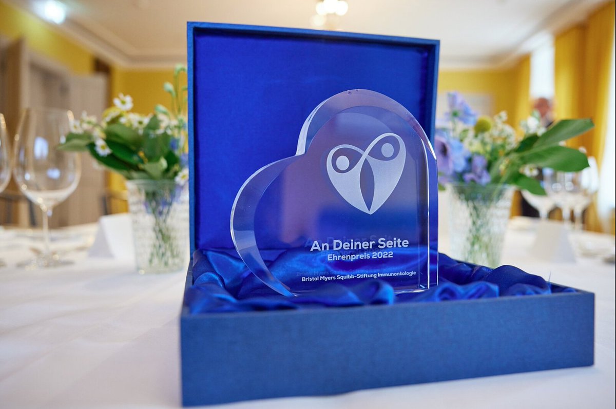 Gestern Abend haben wir "An Deiner Seite", unseren #Ehrenpreis für Menschen, die #Krebs-Patient:innen zur Seite stehen erstmals verliehen. Wir sind #stolz auf unsere "stille Heldin" 2022!!!💚🙏Für mehr Infos bit.ly/3wSDj7I