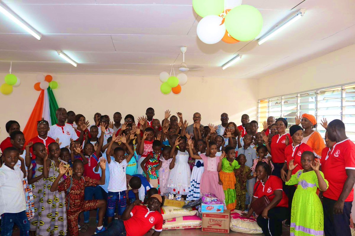 Une éducation inclusive de qualité, c’est aussi le droit pour les enfants vivant avec un handicap de disposer d'1 milieu d'apprentissage proprice et épanoui.
Le personnel @UnescoAbidjan félicite l’énorme travail de l’Ecole pour les Sourds🇨🇮 et a fait un don de vivres aux enfants