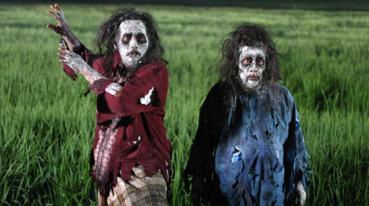 Azmil_Azali's tweet photo. Zombi Kampung Pisang adalah satu-satunya filem zombi paling berjaya di Malaysia.

Tapi perasan tak dalam filem itu, zombi bergerak dengan sangat perlahan. Buktinya watak Mat Karan dan Derih sudah dua kali dikepung oleh zombi tetapi masih lagi tidak dikokak. https://t.co/o0DIrCEmmh
