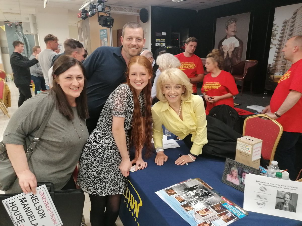 leefreeman81's tweet photo. Happy Birthday @SueHolderness Hope you have a lovely day 🥂🎂 From Lee, Wendy and Amy x https://t.co/QfqFXyOLKR