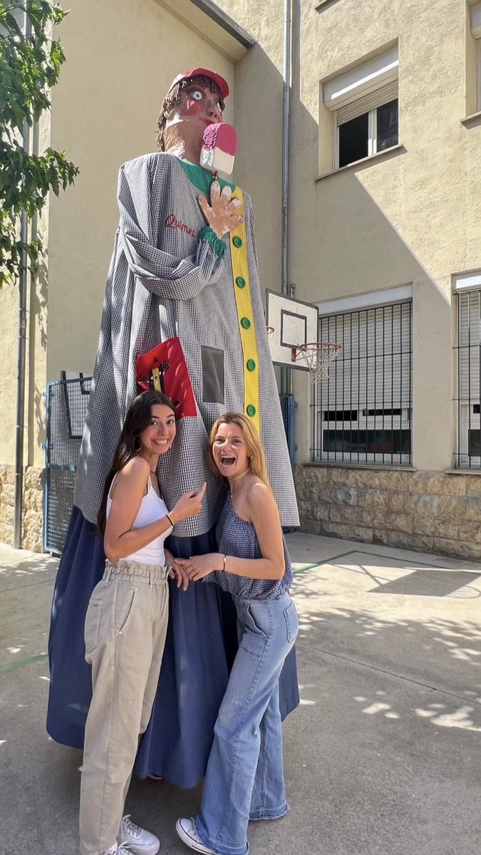MsantamariaN's tweet photo. 10 anys després i el mateix somriure a l’entrar a la seva estimada escola @drmasmitja ❤️ https://t.co/lStFUNfFOL