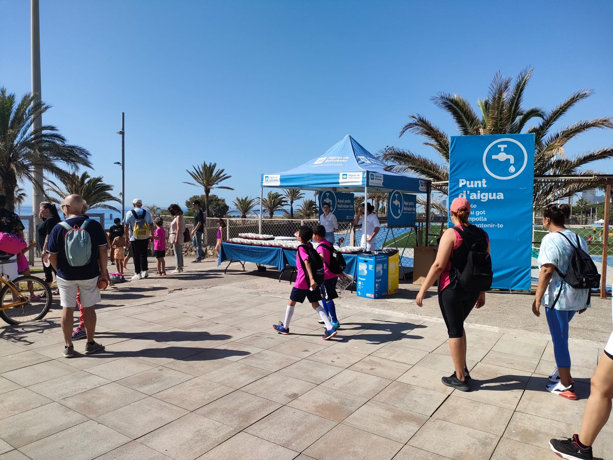 aiguesbcnclient's tweet photo. Ja som a la #FestaConvivim d’@elconsell amb el nostre #EspaidAigua! 🎉

Aprofitant el bon temps per passar una bona estona en família per gaudir de l’aigua i aprendre a fer-ne un ús responsable. 💧 https://t.co/oYz0AaYlM1