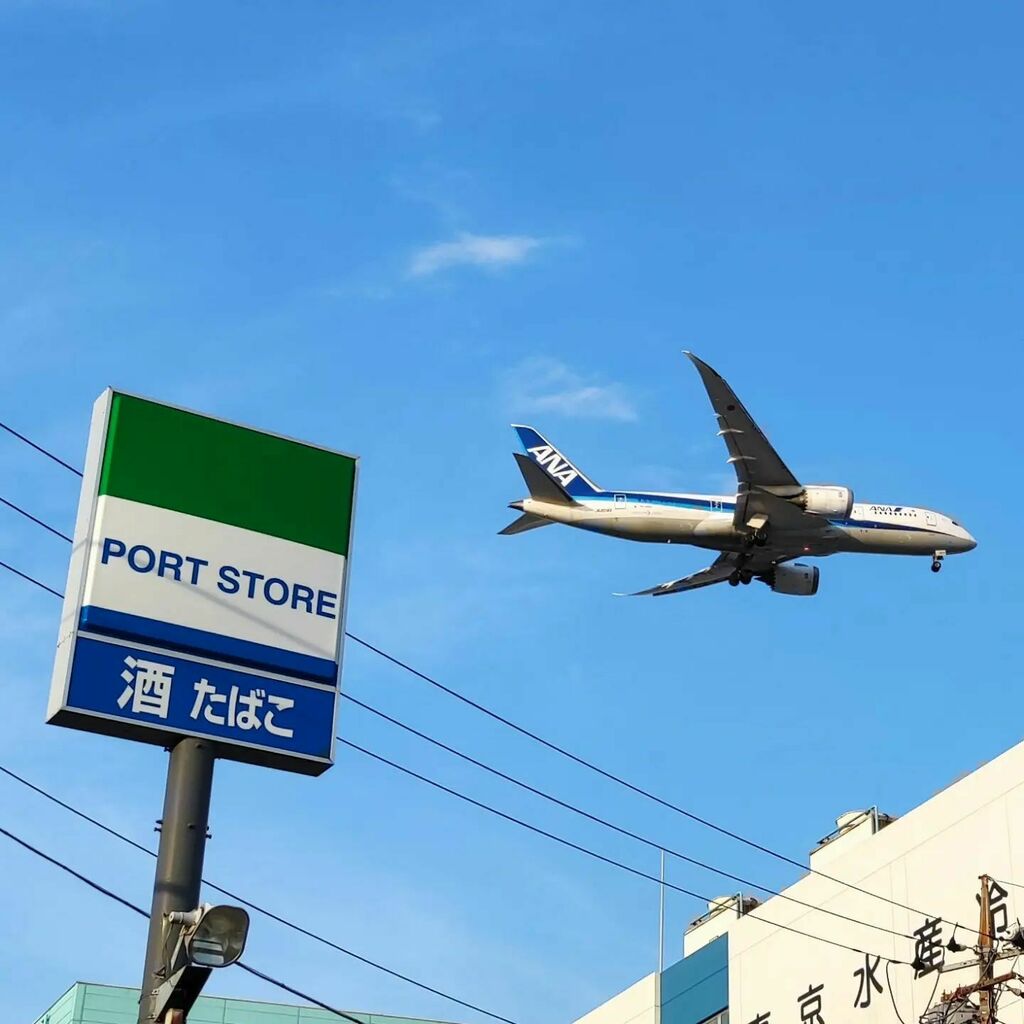 mak_twita's tweet photo. ファミマとANA。
#ドライブ
#帰り道
#ファミマ
#PORTSTORE
#イートイン広っ
#羽田の近く❓
#ANA
#飛行機近い
#トラックの運ちゃんいっぱい
#おつかれさまです https://t.co/Gyubh6gaHJ
