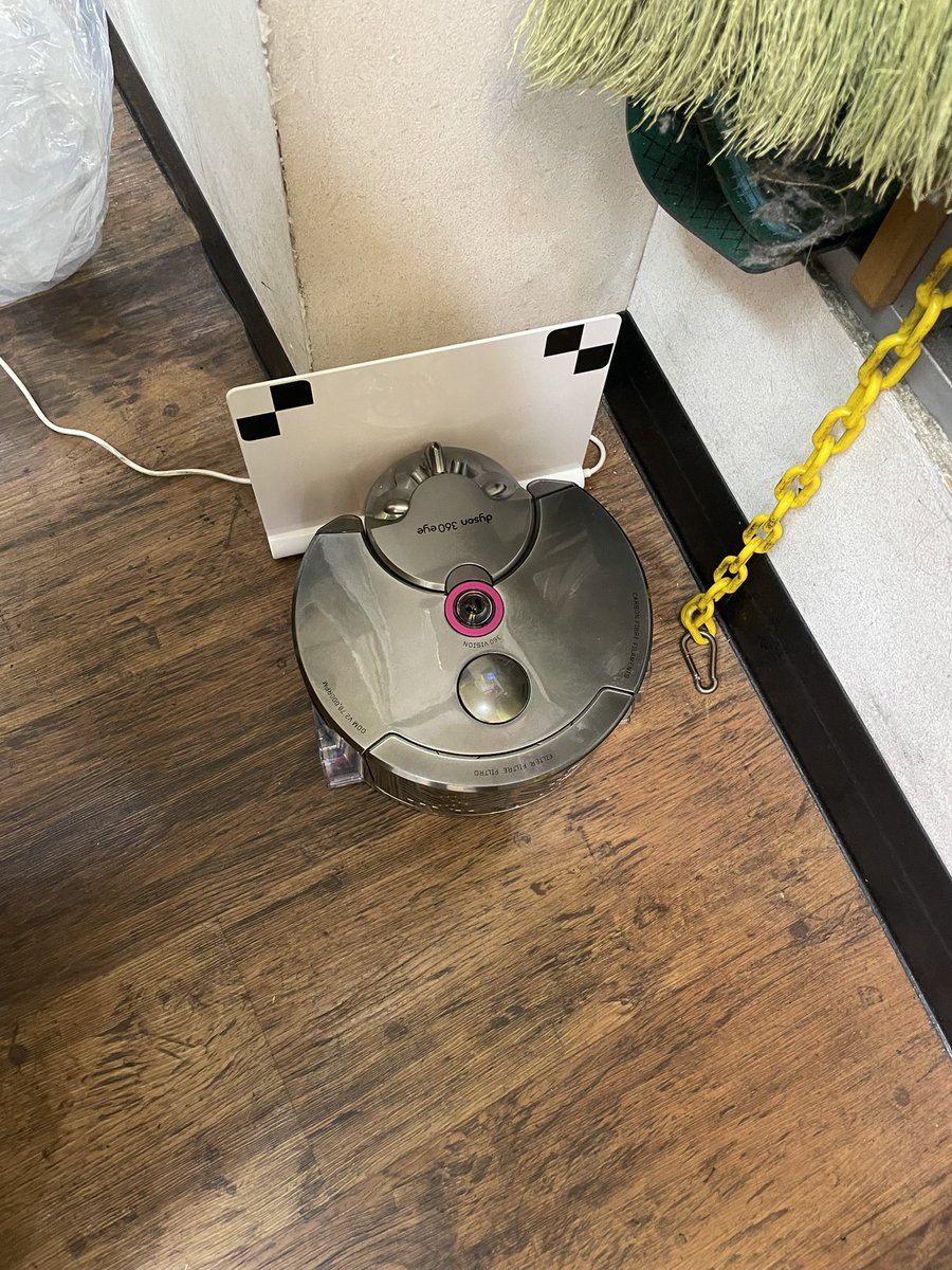 capsulehouse's tweet photo. 今日から中途採用で入社したダイソン君です。

ダイソン:「よろしくお願いします」

ワイ:「前の会社はなんで辞めたの？」

ダイソン:「新卒のルンバさんとロボット関係のモツレがありまして、、」

ダイソン:「上司から窓際しか掃除させてもらえなくなりました、、」 https://t.co/7P0Jwhq9EN