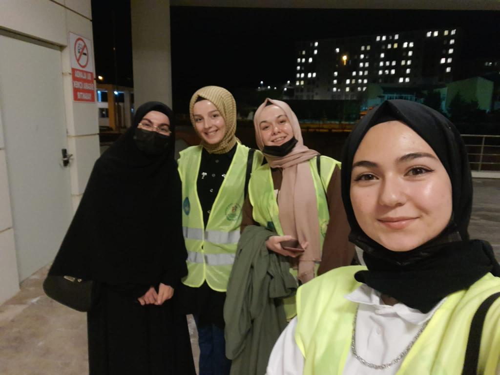 Aglarbaba Yurdu öğrencilerimiz ile birlikte öğrenci evlerinde kalıp final sınavlarına hazırlanan arkadaşlarımıza yemek ikramimiz oldu.