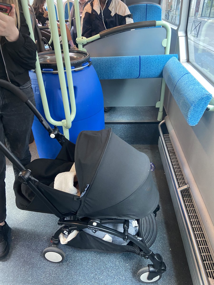 Dans le bus, normalus. 

<a href="/ClientsRATP/">Service Client RATP👌</a> #ligne60