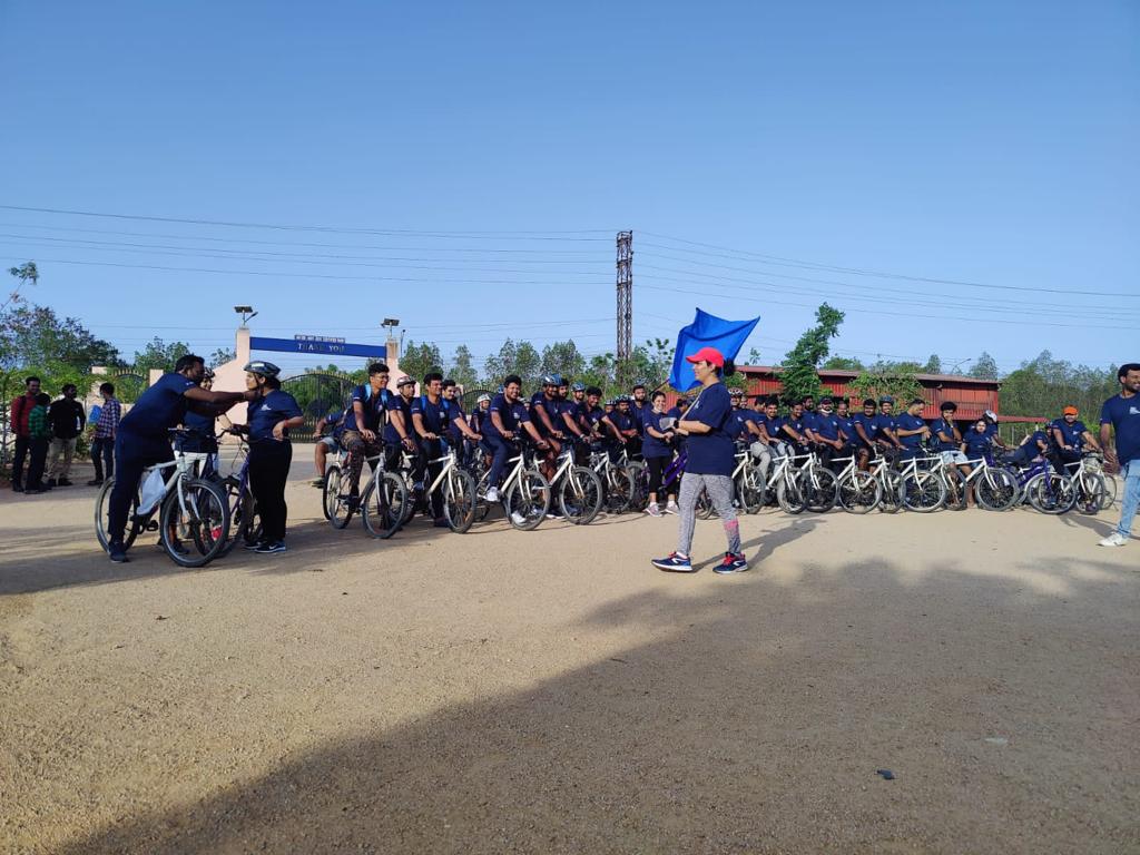 BoschSoftware's tweet photo. As we mark 25 years of #BGSW and 100 years of Bosch in India this year, our #cyclists kicked off a cycling rally today to commemorate this milestone year. About 600 #Boschlers across locations hit the roads to paddle 25kms &amp; truly live the spirit of being #FitForFuture💪🏾🚴🏽‍♀️🚴🏽 https://t.co/i5XCq3PcS0