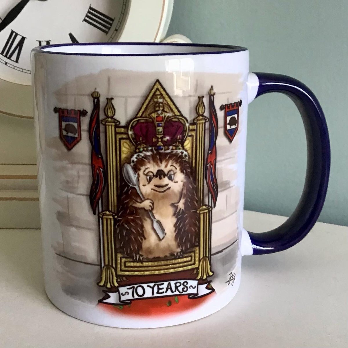 YewTreeTales's tweet photo. ⚔️🛡👑🦔 The hottest Character Gift Mugs design off the press is a commemorative creation ..

💂🏼‍♀️🇬🇧 Majestic ‘HRH (Her Royal Hog) Hedgehog’ was adapted from my previous ‘Queen of Hogs’ design, as a celebration of the upcoming Queen’s Platinum Jubilee. 

🛍 https://t.co/dlJUOhwzRN https://t.co/LTGRb29g3J