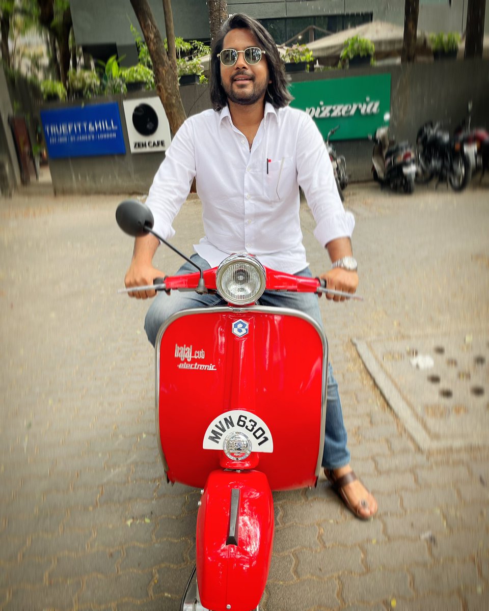 PradnyeshMolak's tweet photo. विकेंड म्हंटलं की कसं निवांत दिवस घालवायचा… आपल्याकडे असलेल्या विंटेज गाड्यांपैकी एखादी गाडी घेऊन शहरात मोकार चक्कर मारायची…!
#RedRebel #VintageWeekend #ZindagiVasool https://t.co/4KWKnDAyDJ