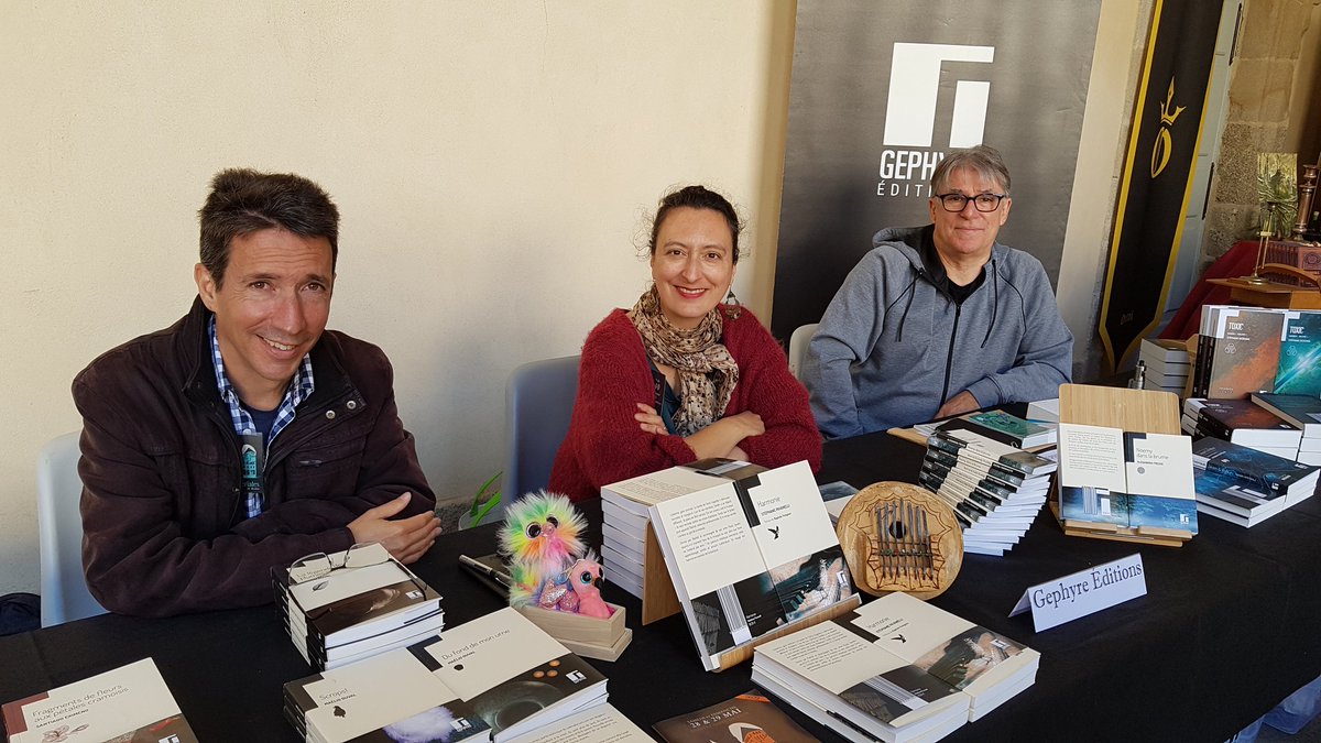 GephyreEditions's tweet photo. Les #Mysteriales de #Redon c'est parti ! @MondeAyanar et #AlexandraFresse ont sorti leurs stylos pour les dédicaces :) #Bretagne #festival #SFFF https://t.co/Qh4l8Sn8Qa