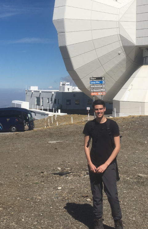 Our English talk is by Jakob den Brok from Switzerland. In school he wanted to become a ship captain.But as Switzerland is not known for its oceans he changed plan and studied physics at the ETH Zurich. After his Master, he started an astronomy PhD in a more „exotic“ place - Bonn