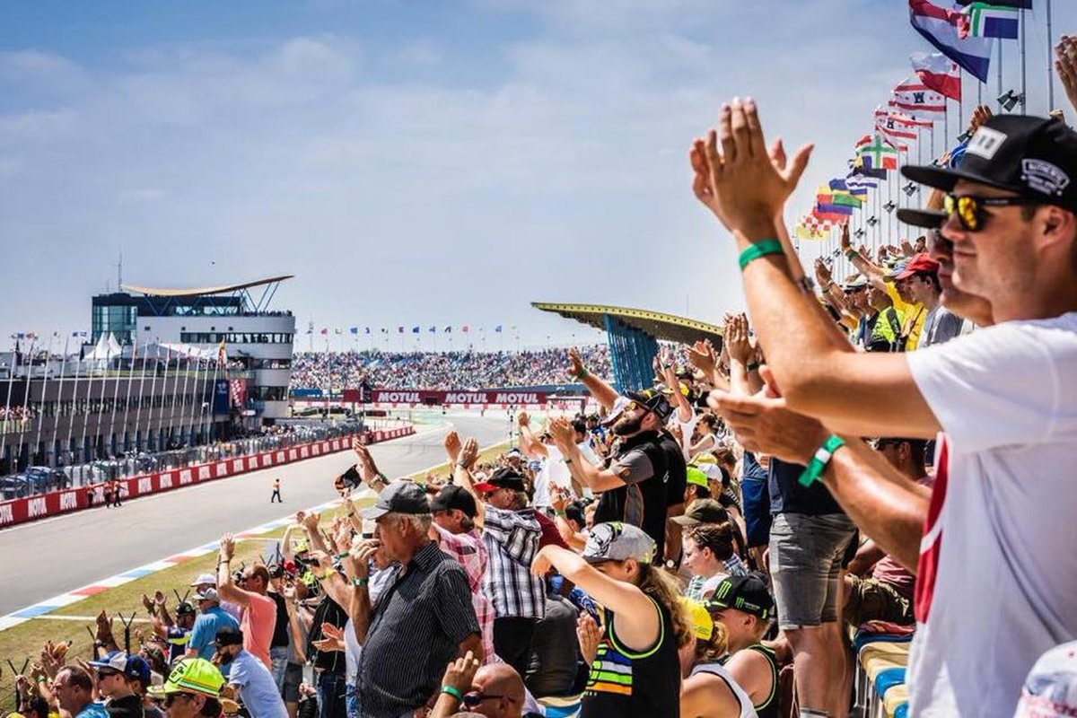 VOLLE bak met de TT! Heb je nog geen tickets? De laatste tribunekaarten nu in onze webshop: tickets.ttcircuit.com #TTAssen