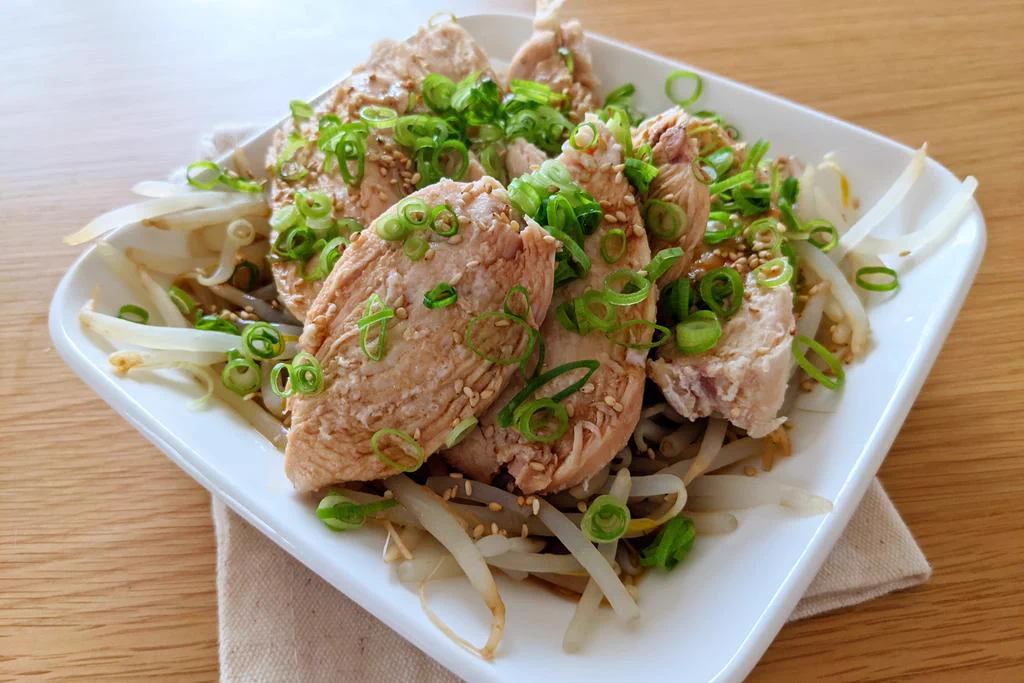 程よい酸味がたまらない！レンジで簡単にできる、甘酢よだれ鶏。