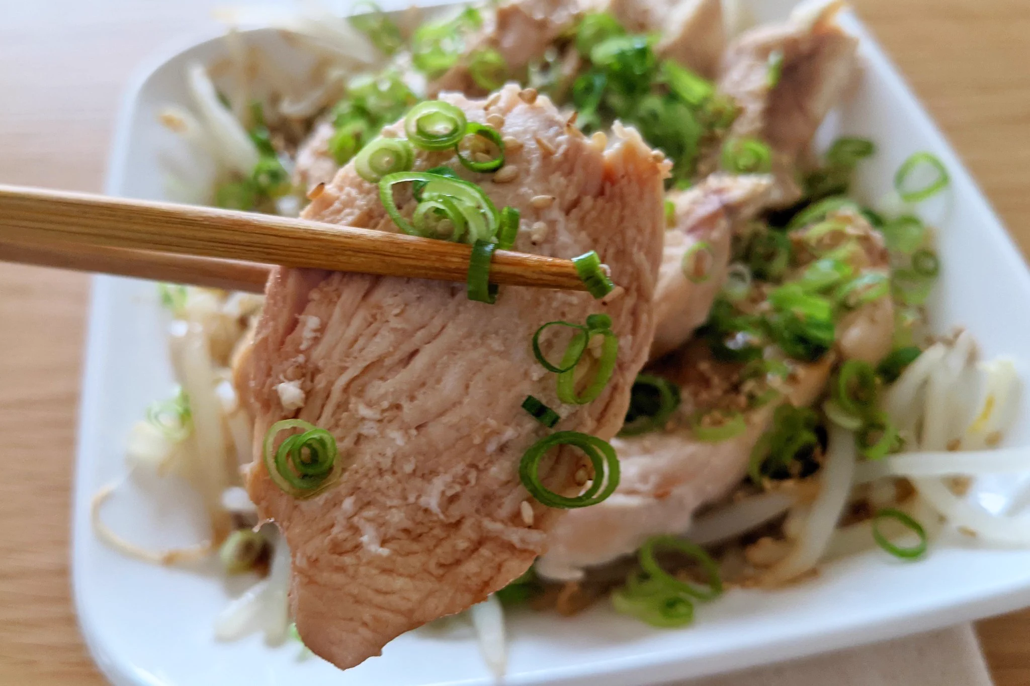 程よい酸味がたまらない！レンジで簡単にできる、甘酢よだれ鶏。