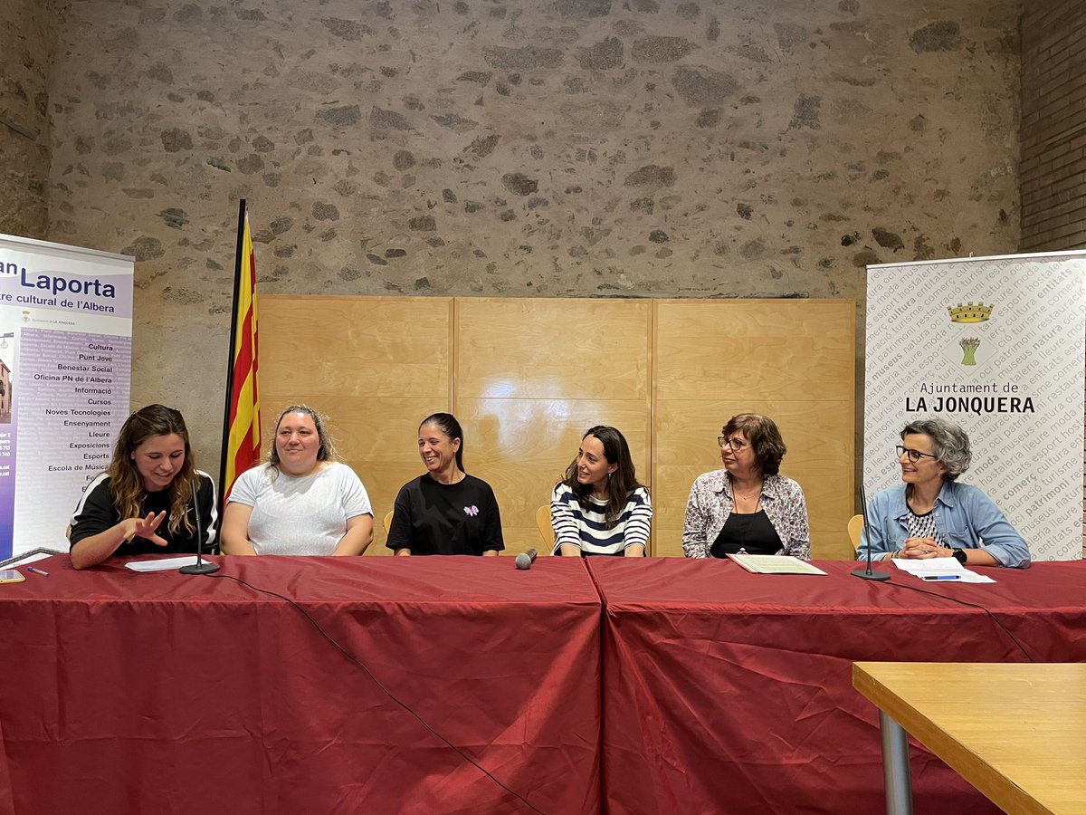 CP Jonquerenc (@cpjonquerenc) on Twitter photo 🎙Dijous passat la capitana del nostre equip femení #OkNCatF , la Gemma Arché, va participar a una de les taules rodones organitzades pels companys de la <a href="/UELaJonquera/">UE La Jonquera</a> commemorant el centenari del club. 
Enhorabona! #fempoble #somJonquera #centenari 💚👏🏼 🎙Dijous passat la capitana del nostre equip femení #OkNCatF , la Gemma Arché, va participar a una de les taules rodones organitzades pels companys de la <a href="/UELaJonquera/">UE La Jonquera</a> commemorant el centenari del club. 
Enhorabona! #fempoble #somJonquera #centenari 💚👏🏼