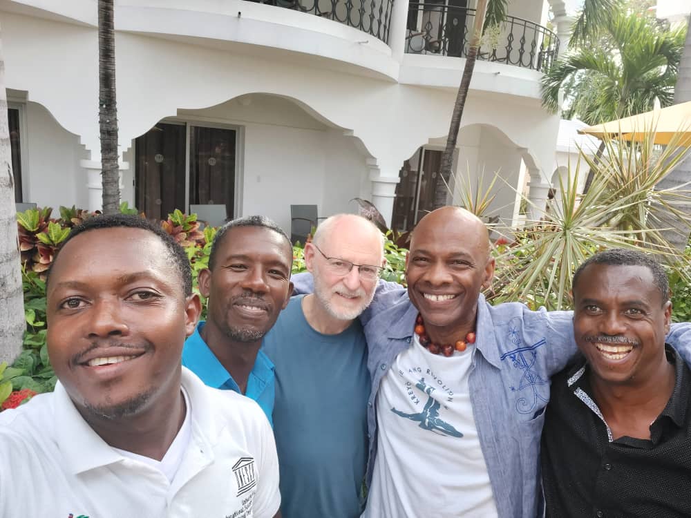 Ti chita pale ak <a href="/MichelDeGraff/">Michel DeGraff</a> <a href="/ReferansH/">REFERANS: Syndicat du Personnel Éducatif Haïti</a> <a href="/MaxoPIERRELOUI5/">Maxo PIERRE LOUIS</a> Sou travay CAPTEH ap ak anseyan yo sitou sou sipò li pote nan itilize kreyòl la kòm zouti travay. CAPTEH aliyel ak konsiy <a href="/nesmymanigat/">Nesmy Manigat</a>. Lap pote kole