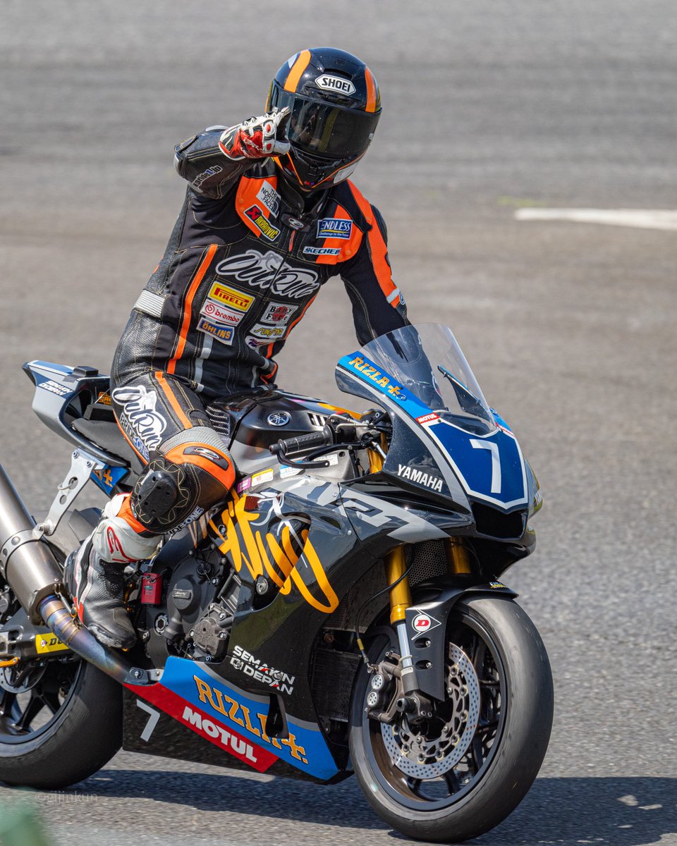 gijinkun1401's tweet photo. 🏍🏍🏍
福永さんウィニングラン🏆
指さされた。
・
・
・
#筑波ロードレース選手権
#2022筑波ロードレース選手権シリーズ第2戦
#筑波サーキット
#outrun #outrunracing https://t.co/4REyewUVBl