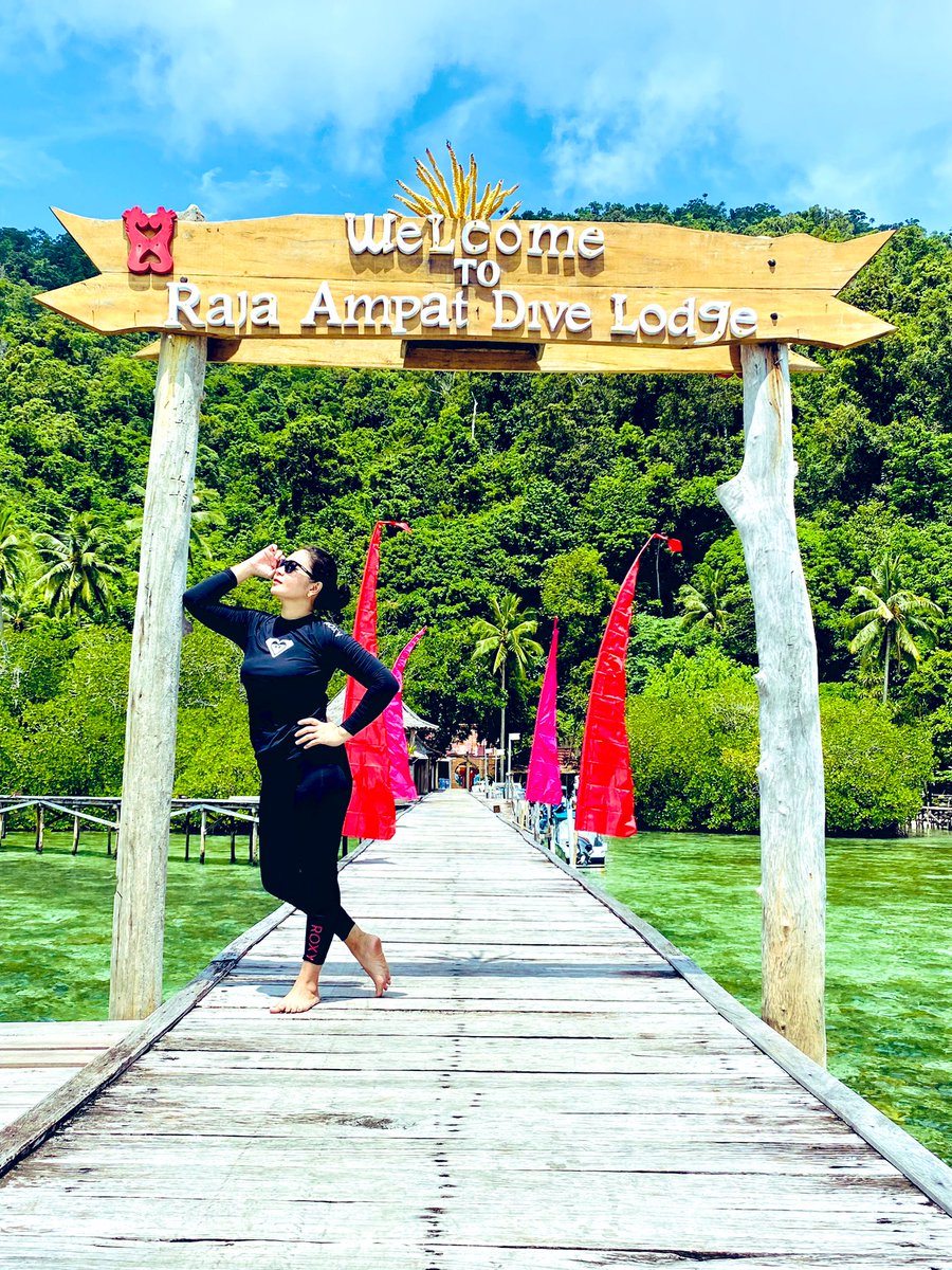 Supermomdel's tweet photo. Refresh your mind 
And be Happy…
Karena bahagia itu kita yang tentukan, 
bukan Dia atau Mereka !!
 #WonderfulIndonesia 
#RajaAmpat
#Twitter 
#travelphotography 
#Vacation 
#indonesiacantik 
#beachlife 
#beachvibes 
#beachgirl https://t.co/gKwbPwanay