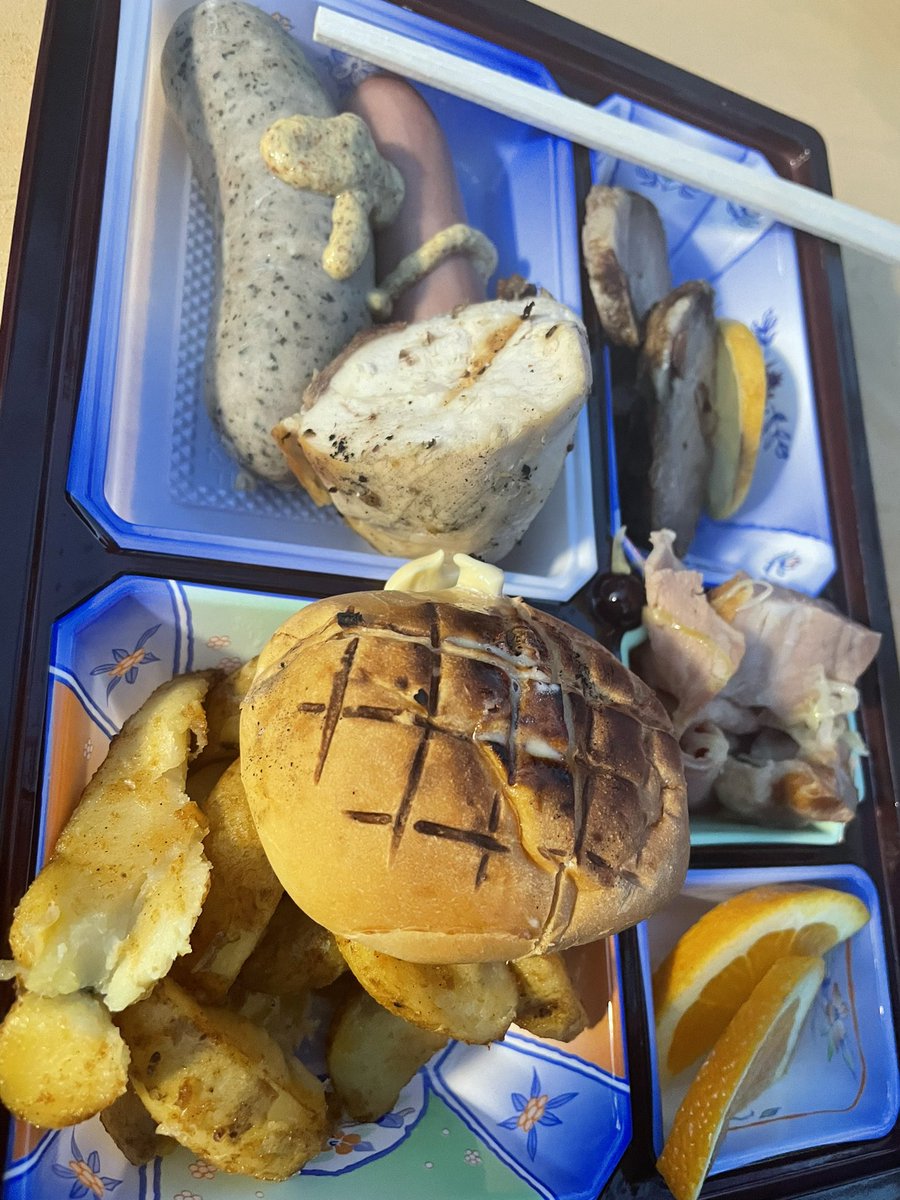 c34wangan's tweet photo. 初日終了ですー(^ ^)
夕飯、コンビニで買ってきましたが
このボリュームで500円笑
おかすい
#MNVA
#北軽井沢 https://t.co/cgTDMAPlL8