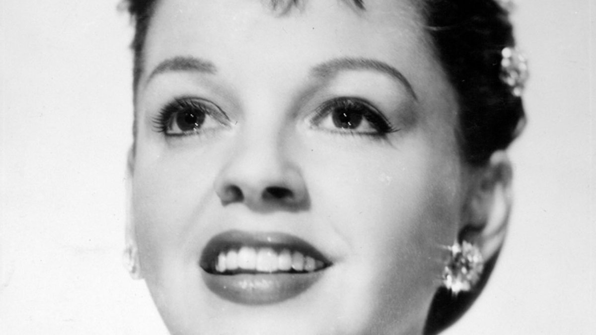 BFI's tweet photo. Launching our Judy Garland season, join us for an illustrated talk by season programmer @smartlibrari and guest experts exploring the enduring legacy of this iconic star #BFISouthbank https://t.co/imnou4iKd8 https://t.co/1U8oK7bYp3