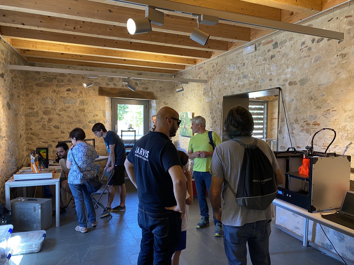 Vilablareix_cat's tweet photo. Ja ha començat la 6a edició de la #Gitech que es celebra a Can Gruart!

Hi trobaràs projectes tecnològics, tallers, conferències i competicions de robòtica. Tot organitzat pel @Tecnoateneu de #Vilablareix

Anima’t a venir! https://t.co/gNM2BkwP13